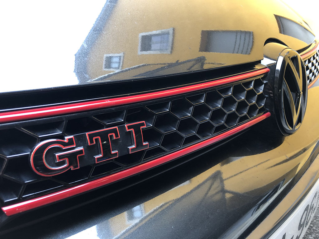 Porte-clé calandre de Golf GTI avec liseret rouge en caoutchouc